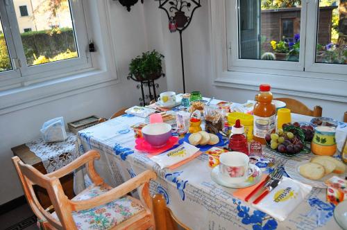 una mesa con un mantel con comida. en Invilla B&B en Varese