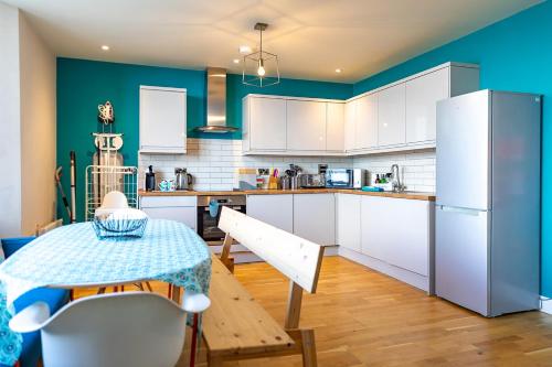 Dapur atau dapur kecil di SEAVIEW North Bay Apartment Scarborough Homesweetholidayhomes