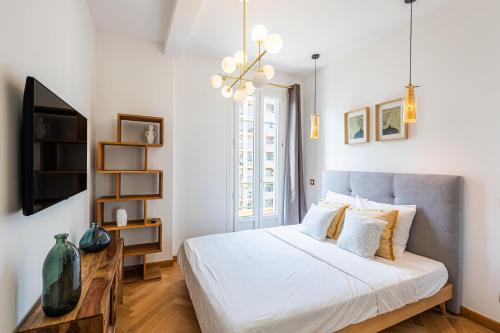 une chambre avec un lit et une télévision dans l'établissement Nice Days Promenade, à Nice