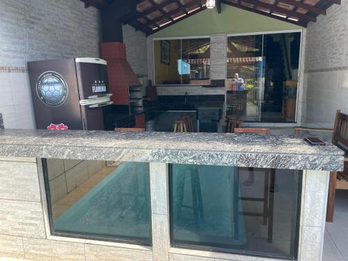 a counter top with a view of a restaurant at Duplex com piscina in Paraty