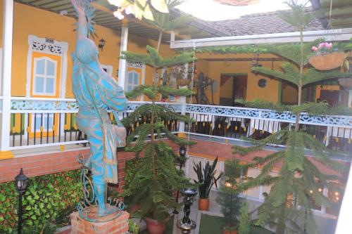 a statue in the middle of a building with plants at HotelSueño Dorado Aguadas in Aguadas
