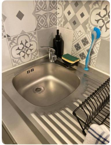 - un lavabo avec une brosse à dents et un porte-brosse à dents dans l'établissement Studio avec terrasse sur jardin, à Fontenay-sous-Bois