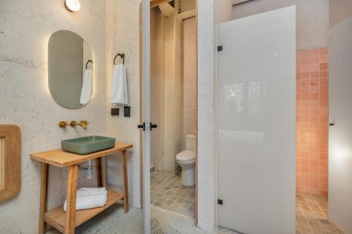 a bathroom with a sink and a mirror at Botánica Casa Hotel Manila by HOUSY HOST in Medellín