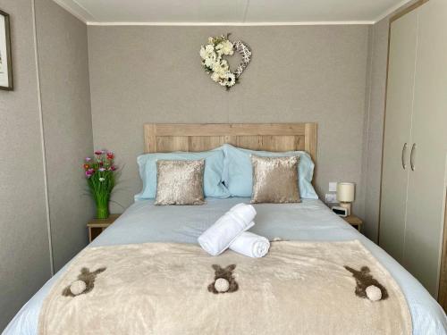 Ένα ή περισσότερα κρεβάτια σε δωμάτιο στο Pretty 2 Bedroom Caravan, South Cerney