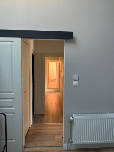 a hallway with a door leading into a room at Gîte OPLM 8 p Proximité Charleville in Prix-lès-Mézières