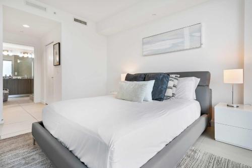 Postel nebo postele na pokoji v ubytování La Central- CityPlace Doral and across from a Park