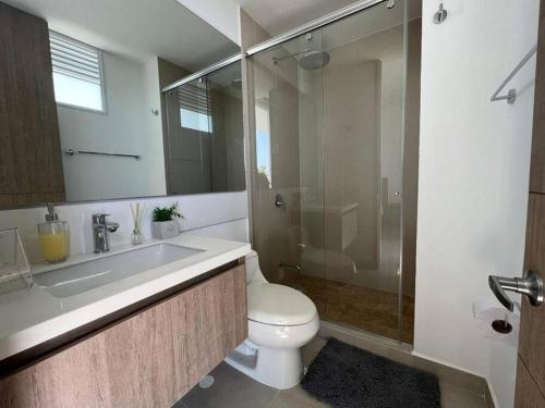 ein Badezimmer mit Toilette und Glasdusche in der Unterkunft Espectacular Apartamento 211 M2, Playa Dormida Dos in Playa Dormida