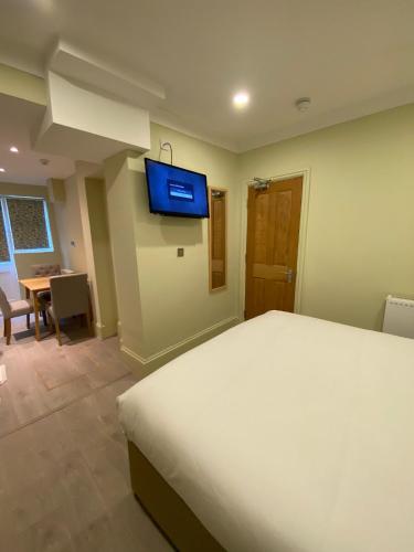 Marldon Olympia Hotelにあるテレビまたはエンターテインメントセンター