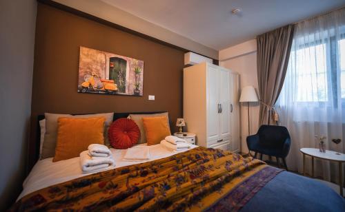 a bedroom with a large bed with towels on it at AMADA CITY CENTER in Iaşi