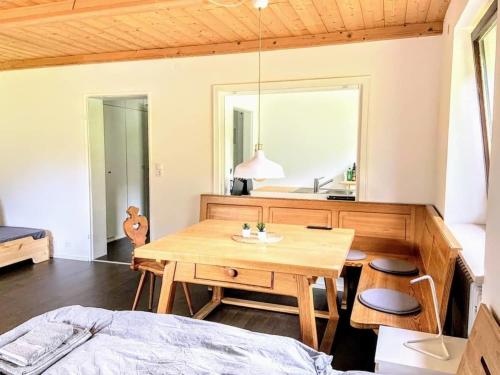 Ένα ή περισσότερα κρεβάτια σε δωμάτιο στο Haus Oberwössen Studio #2 Rechenberg mit Sauna