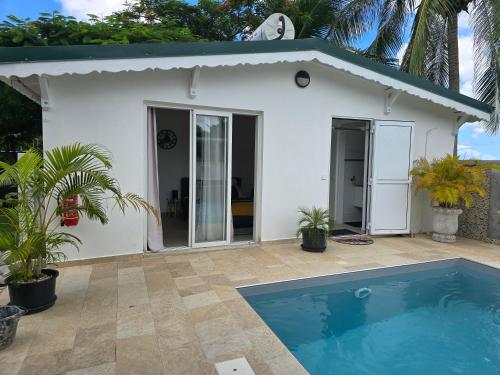 Piscina a Villa Belsoley o a prop