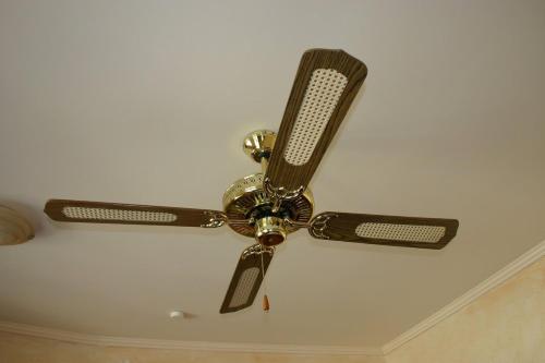 a ceiling fan on top of a white ceiling at Pensionszimmer Unicat in Potsdam