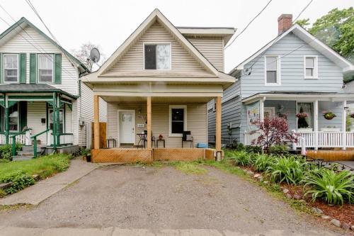 a house with a driveway in front of it at Casa Oxford in Peterborough