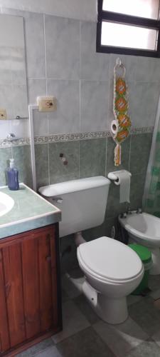 卡皮亚德尔德尔蒙特La Casa Redonda的配有白色马桶和水槽的浴室