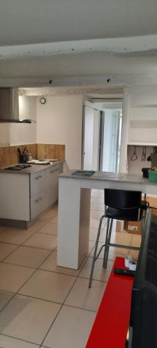 - une cuisine avec une grande île dans une chambre dans l'établissement Charmant studio avec terrasse ombragée, à Six-Fours-les-Plages