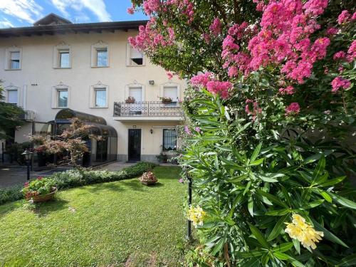 A garden outside Hotel & Residence Corona Grossa Balangero