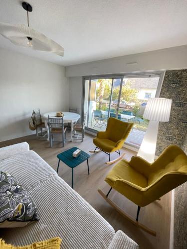 - une chambre avec un lit, des chaises et une table dans l'établissement Quiberon plage et ville, à Quiberon