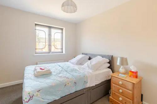 Postel nebo postele na pokoji v ubytování Lovely Apartment with Garden & Parking