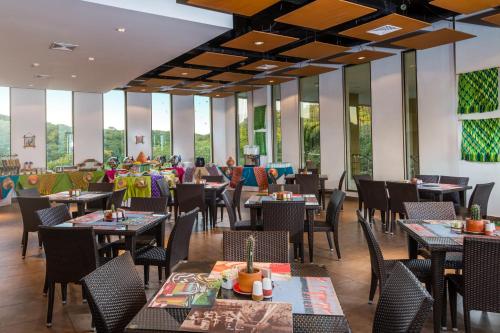 Un restaurante u otro lugar para comer en Hotel Waya Guajira By OxoHotel