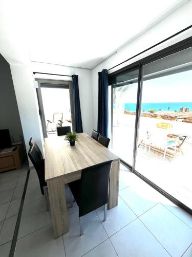 a dining room with a table and a view of the beach at Monika Playa Macenas Mojacar in Mojácar
