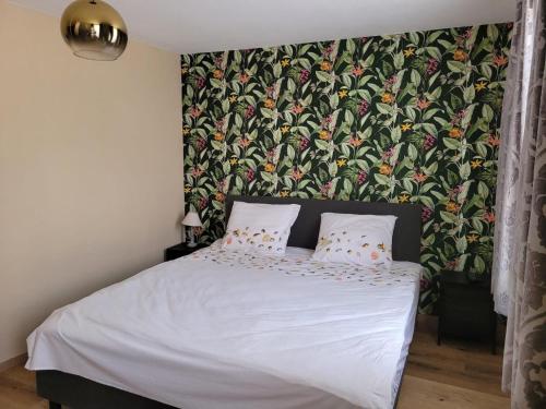 Un pat sau paturi într-o cameră la Dog-Friendly Stay in Valkenburg