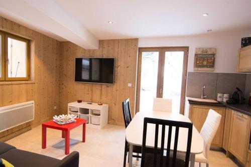 Il dispose d'une cuisine et d'un salon avec une table et une salle à manger. dans l'établissement Chalet Azur - 2 pièces 6 personnes 3 exposé Sud ouest MAE-3741, à Valloire