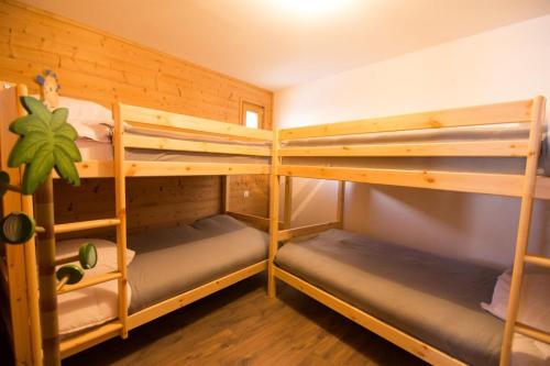 une chambre avec trois lits superposés dans une cabine dans l'établissement Chalet Azur - 2 pièces 6 personnes 3 exposé Sud ouest MAE-3741, à Valloire