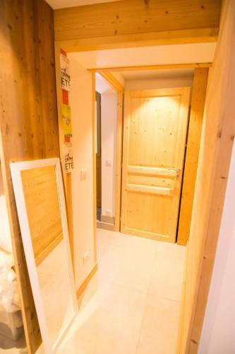 une pièce vide avec une porte dans une pièce dans l'établissement Chalet Azur - 2 pièces 6 personnes 3 exposé Sud ouest MAE-3741, à Valloire