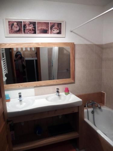 une salle de bain avec un lavabo, un miroir et une baignoire dans l'établissement Résidence Les Arolles - 2 pièces cabine 6 personnes exposé Sud-Est MAE-3731, à Valloire