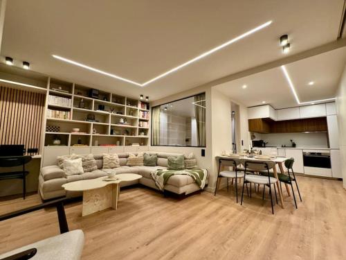 un salon avec un canapé et une table dans l'établissement Le Cocon des Sablons - Tour Eiffel Champs Elysées, à Paris