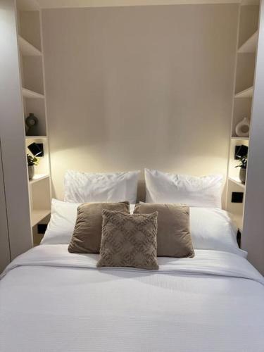 - un lit blanc avec 3 oreillers dans l'établissement Le Cocon des Sablons - Tour Eiffel Champs Elysées, à Paris