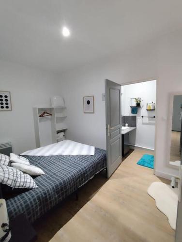 une chambre avec un lit et un lavabo dans l'établissement Appartement La Pause Bleue, à Lourdes