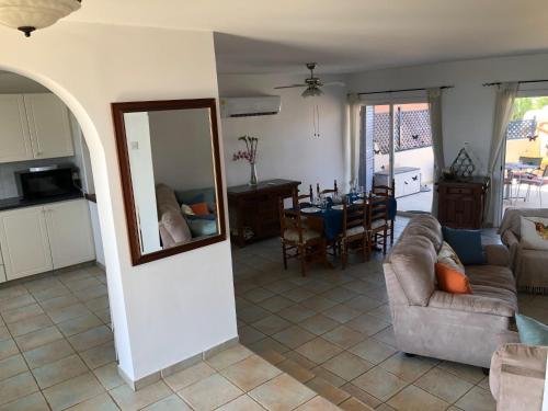 Η κουζίνα ή μικρή κουζίνα στο Spacious 3BR Villa - 5-Min to St Georges Beach - Perfect for Families
