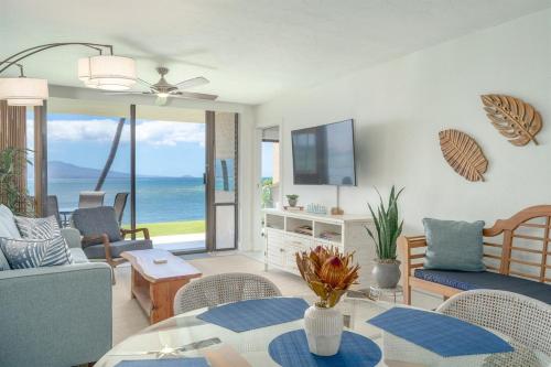 Una sala de estar con vista al mar. en Oceanfront Oasis – Renovated Summer of 2023, en Wailuku