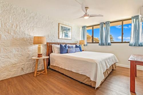 Postel nebo postele na pokoji v ubytování Kanai A Nalu 408 — Top Floor Oceanfront Condo