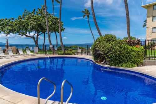 WailukuにあるDirect Oceanfront—Fully remodeled—Sleeps 6の海が見えるプール