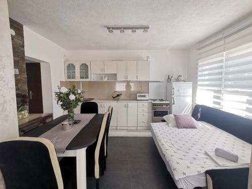 Η κουζίνα ή μικρή κουζίνα στο Apartmani Lipa