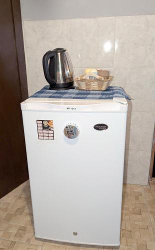 a white refrigerator with a kettle on top of it at Entre naturaleza a 1 cuadra de la playa/Jacuzzi in Salinas 