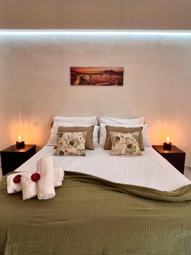 Lady Isa Casa Vacanza في كاستيلاماري دي ستابيا: غرفة نوم بها سرير كبير مع مناشف عليه