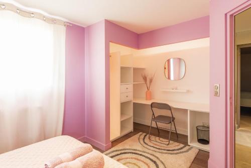 a bedroom with pink and purple walls and a chair at La Villa Bleue, Luxe, Piscine et Spa in Capdenac