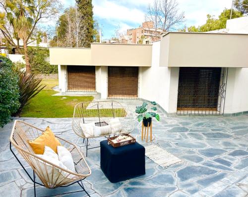 a patio with chairs and a table and a house at Casa en la mejor ubicación! in Mendoza