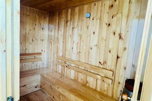 - un sauna avec des murs en bois et du parquet dans l'établissement Linda casa en El Edén Tebaida Quindío Armenia, à La Tebaida