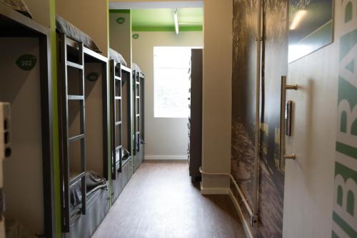 a hallway with a row of lockers in a bathroom at Hostel Distrito 011 in Sao Paulo