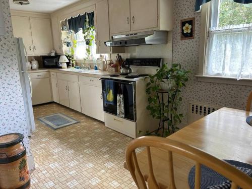 Η κουζίνα ή μικρή κουζίνα στο Furnished and Flexible at Buttonwood Park - Perfect for Longer Stays!