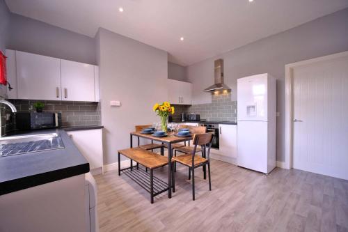 Η κουζίνα ή μικρή κουζίνα στο A1, M62, Free Parking, WiFi, 5 Beds