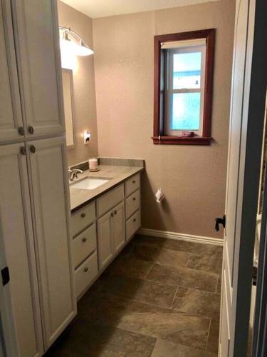 ein Badezimmer mit Waschbecken und Fenster in der Unterkunft Sedona GETAWAY with Panoramic red rock views in Sedona