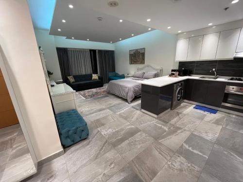 Una cama o camas en una habitación de Luxury Studio DAMAC TOWER - 1 BEDROOM -JORDAN