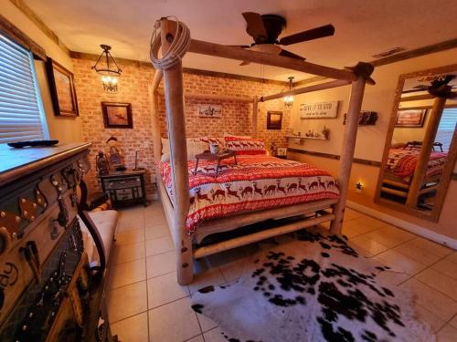 Ένα ή περισσότερα κρεβάτια σε δωμάτιο στο Texas Lonestar Farmhouse