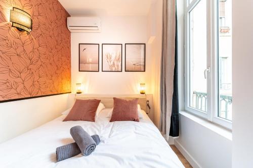 une chambre avec un lit et une fenêtre dans l'établissement Le Marietton appartement cosy à deux pas du métro Valmy, à Lyon