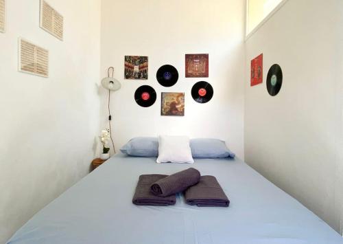 - une chambre dotée d'un lit avec des disques sur le mur dans l'établissement La bonne qui revait d opera, à Tours